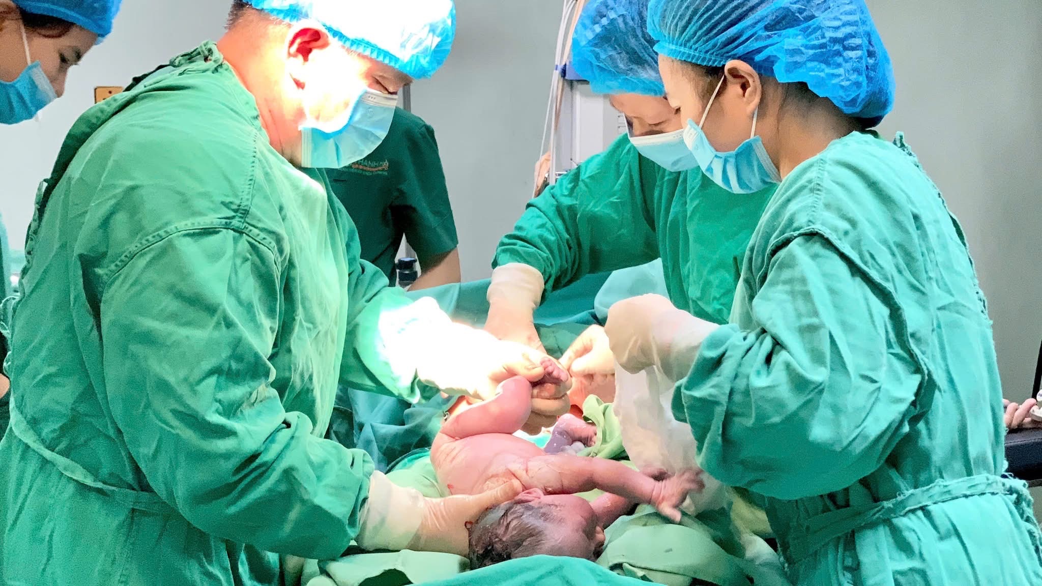 Đẻ mổ, đẻ thường, mổ u xơ tử cung, mổ u nang buồng trứng, chửi ngoài tử cung
