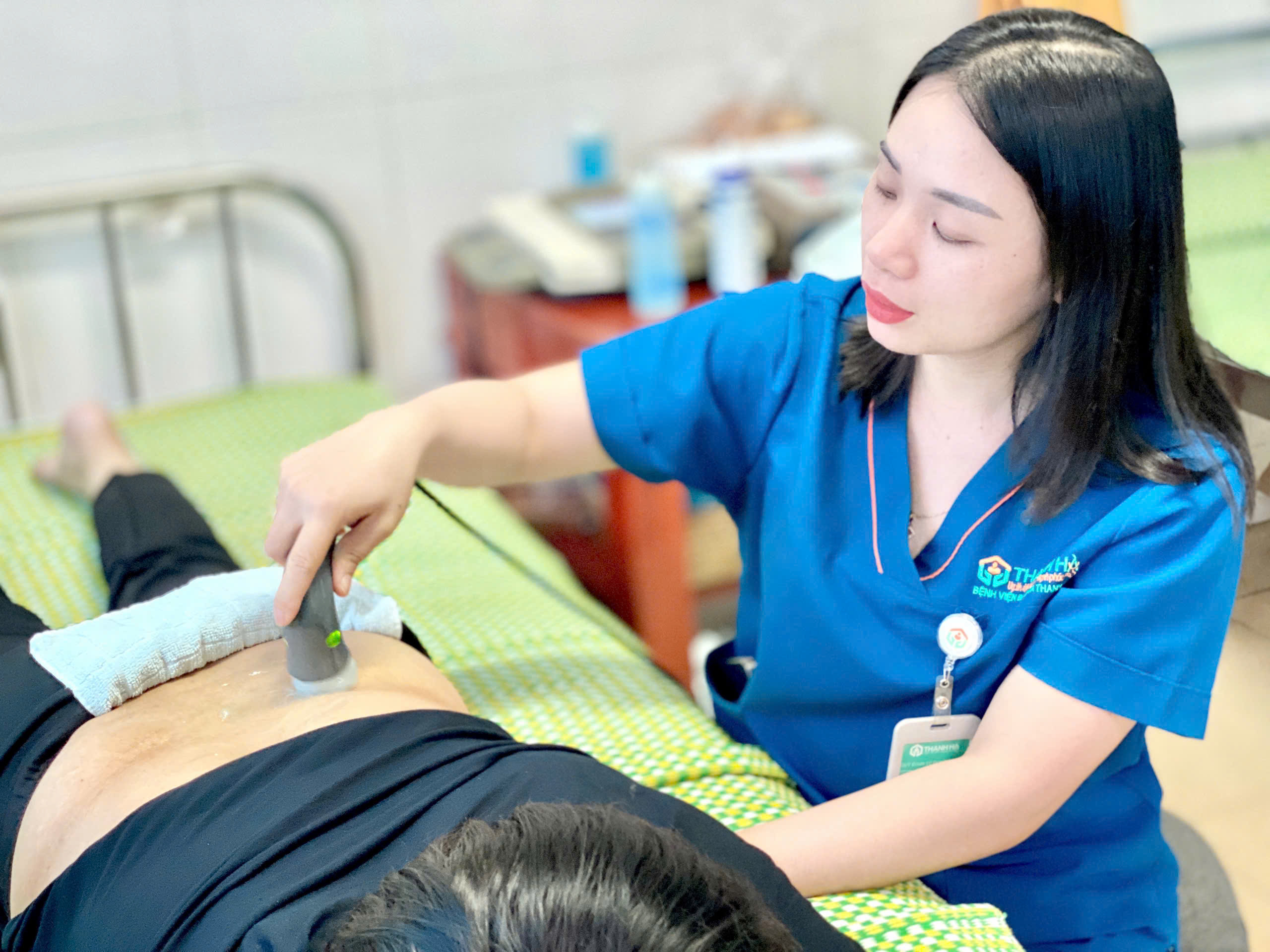 Xoa bóp bấm huyệt, chữa đau vai gáy, tai biến