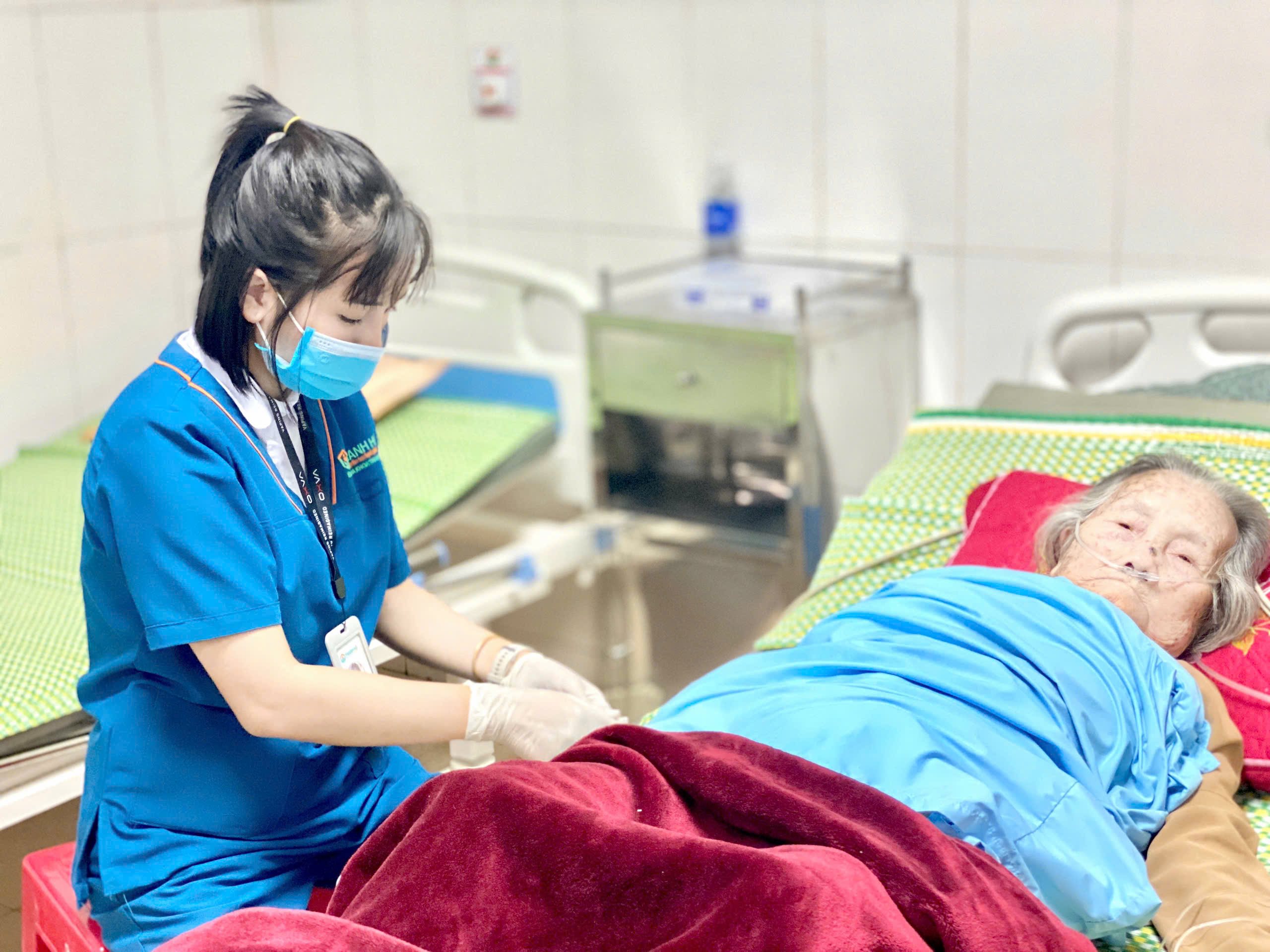sốc (nhiễm khuẩn, phản vệ, tim, giảm thể tích), suy hô hấp cấp, nhồi máu cơ tim, đột quỵ nặng, ngộ độc cấp, suy đa tạng, cơn tăng huyết áp cấp cứu, hen phế quản nặng, COPD đợt cấp, hôn mê, biến chứng đái tháo đường, động kinh liên tục, ngạt nước, điện giật và sốc nhiệt.